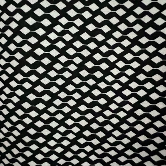 Black and White Geometric Patterned Blouse - Picture 4 of 6